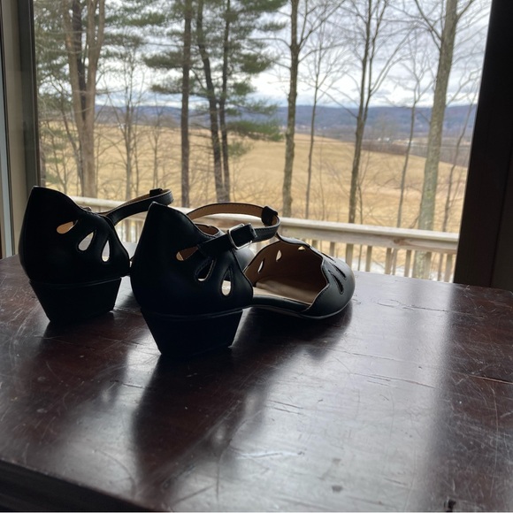 Cute low heel. New condition still has original stickers on bottom  no scuffs. - Picture 2 of 7